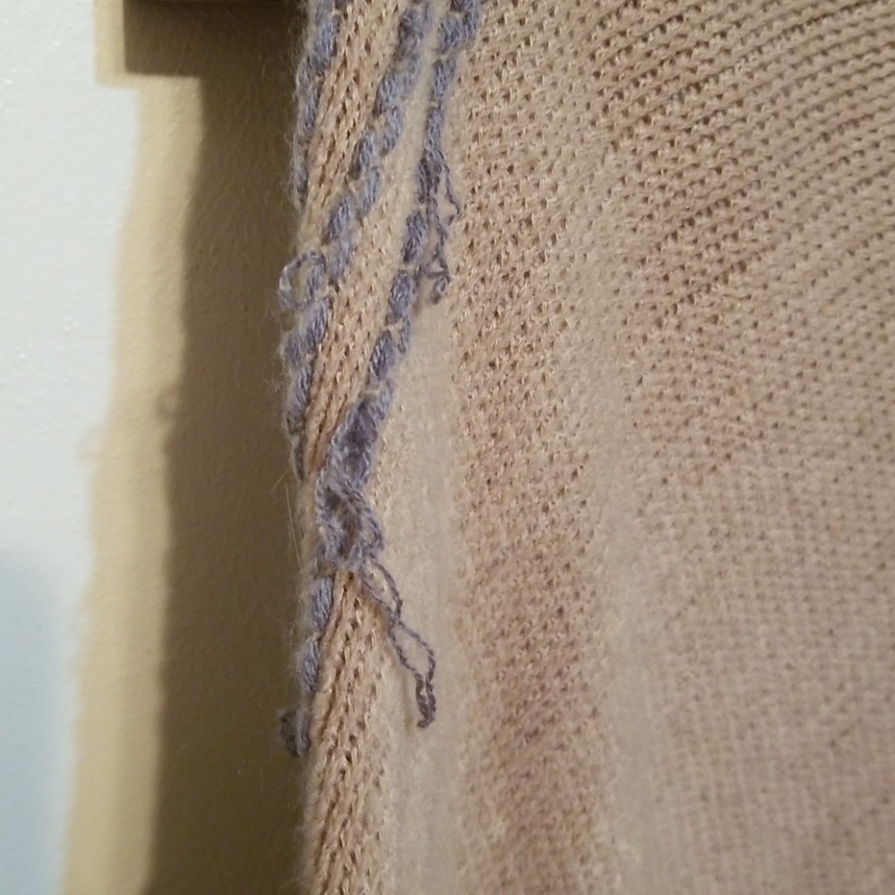 Poncho - Picture 3 of 3